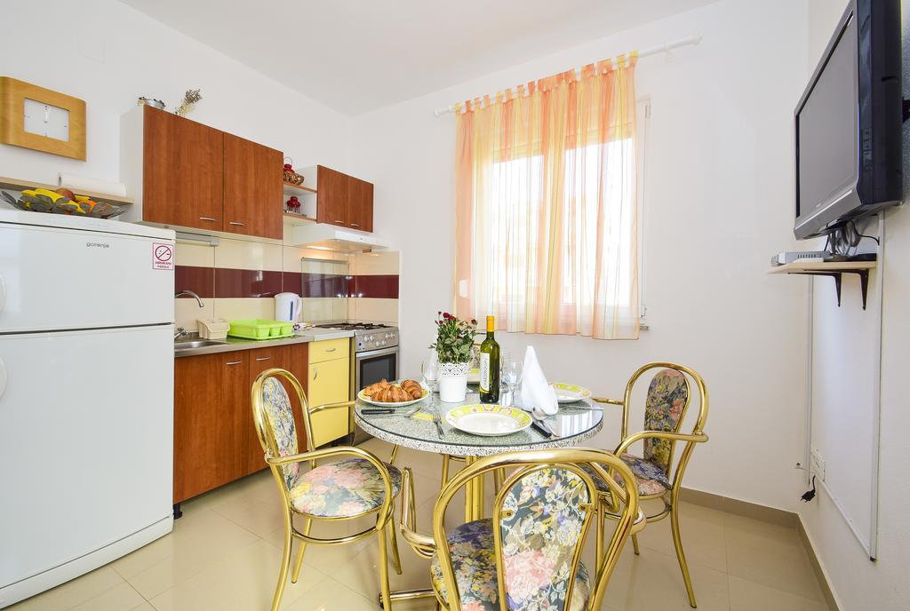 Amadrian Apartments ชิเบนิก ห้อง รูปภาพ